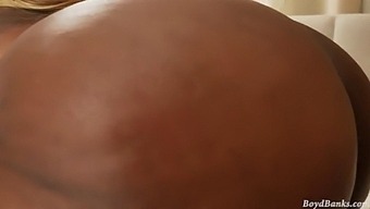 Křivá Teenka S Velkými Přírodními Kozy Si Užívá Velký Černý Penis