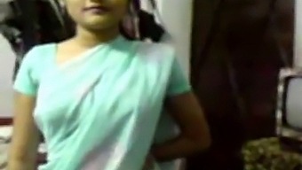 Seductive Indian Girl In Saree (New)
