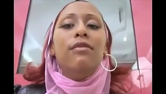 Nejžhavější Arabská Baba S Velkými Přírodními Kozami Dostane Obličej