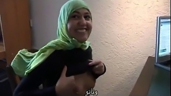 Jamila, Een Marokkaanse Vrouw, Verkent Lesbische Intimiteit Met Een Nederlandse Partner
