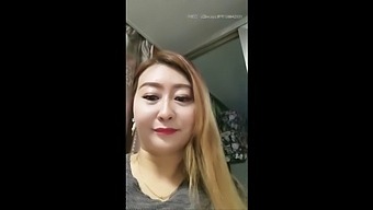 Asijská Zralá Žena Si Užívá Sama Sebe
