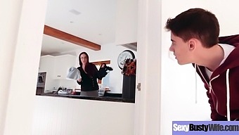 Göğüslü Ev Kadını Emma Butt Yoğun Cinsel Buluşmaya Giriyor