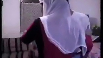 امرأة ناضجة وشباب في عرض جنسي بموضوع عربي
