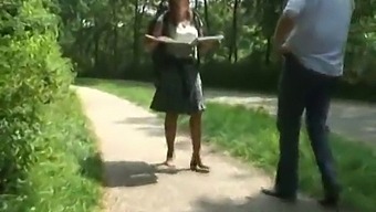 Brunette Nederlandse Milf Wordt Ruw In Het Bos