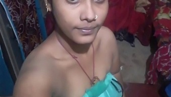 Desi Girl With Big Natural Tits Shows Off In A Selfie