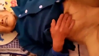 Bà Mẹ Già Châu Á Thích Thú Với Creampie