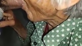 Starejša Kitajka Uživa V Strastnem Srečanju