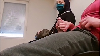 طبيب سري يركب جهاز مراقبة سري في منطقة استشارته، مما يؤدي إلى لقاء مثير مع امرأة عربية متدينة وفرنسي ذو قضيب كبير