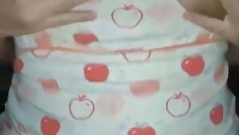 أم فلبينية تسعد نفسها في الفيديو