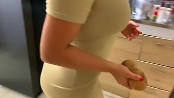 Ik Struikel Over Mijn Stiefzus In De Keuken En We Ondernemen Echte Seksuele Activiteit