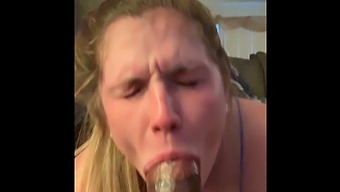 穿着蓝色连衣裙的妻子在午休时间给我深喉