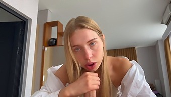 Amateur Schoolmeisje Geeft Een Blowjob In Pov