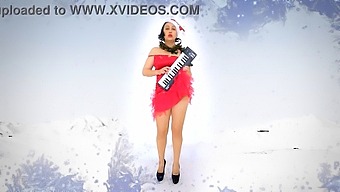 Noel Baba'Nın Küçük Yardımcısı, Bu Xxxmas Temalı Videoda Neşeleniyor.