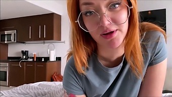 Göğüslü Bebek Aile Terapisi Videosunda Sert Bir Şekilde Sikini Sıvazlıyor Ve Beceriliyor