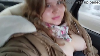 Красива Красавица С Големи Гърди Се Мастурбира В Задната Част На Такси