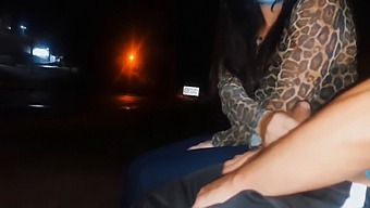 Me Estoy Poniendo En Peligro Al Exponer Mis Genitales A Esta Mujer Que Espera En La Parada Del Autobús, ¿cuál Crees Que Será Su Respuesta?