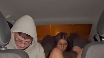 Passeio Inesquecível Com Uma Deslumbrante Andadora De Rua No Carro.