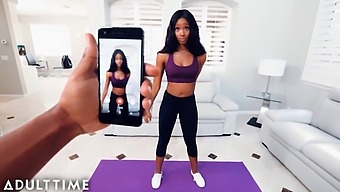 Lacey London的瑜伽裤撕裂揭示了继兄的内射!
