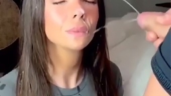 Bu, Amatör Kız Arkadaşla Ev Yapımı Bir Blowjob Ve Yüzüne Boşalma Derlemesi.