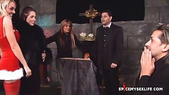 Sarışın Noel Baba'Nın Kiliseye Yaptığı Noel Ziyareti, Bir Rahibe Ve Rahiple Sıcak Bir Karşılaşmaya Yol Açıyor