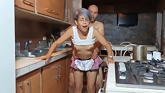 Seks Hebben Met Mijn Stiefmoeder In De Keuken Terwijl Mijn Vader Aanwezig Is