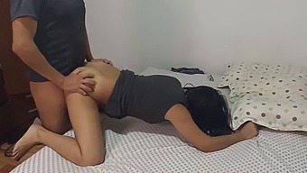 De Afwezigheid Van Mijn Man Biedt Mijn Buurman De Mogelijkheid Om Op Bezoek Te Gaan En Seksuele Activiteiten Te Ondernemen