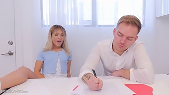 Eine Blonde College-Girl Wird Von Ihrem Tutor In High Definition In Ihre Enge Muschi Gefickt