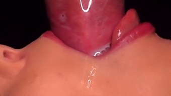 Yoğun Kondomlu Blowjob, Oral Creampie Ve Boşalma Ile Sonuçlanıyor