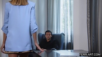 Uma Professora Loira Faz Sexo Com Sua Aluna Bem-Dotada Em Um Dormitório.