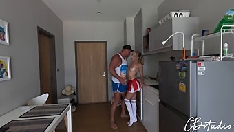 Правих Секс С Мажоретка Преди Баскетболния Й Мач
