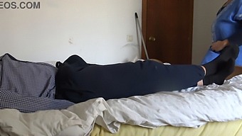 Een Marokkaanse Meid Schrikt Van De Grote Afrikaanse Penis Van Haar Werkgever.