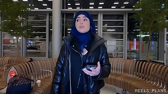 Nadja, Een Gesluierde Iraanse Vrouw, Ervaart Ruwe Anale Seks Op Het Toilet En Op De Gang Als Betaling Voor Een Vliegticket