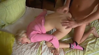 Chị Dâu Tình Nguyện Viên Bị Đụ Mạnh Vào Mông Và Bắn Tinh Vào Trong