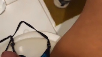 Dojrzała Kobieta Znajduje Mnie Zadowalającego Się Swoją Bielizną I Odwzajemnia Się, Aż Do Orgazmu W Jej Ustach
