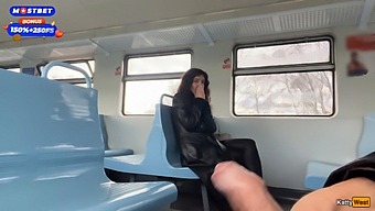 Cuộc Phiêu Lưu Trên Tàu Công Cộng Với Một Người Lạ Kinky Và Một Màn Cumwalk Đáng Nhớ.