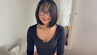 Giấc Mơ Của Người Yêu Anime: Bắn Tinh Lên Mặt Cô Gái Đeo Kính Sau Một Cú Bú Nóng Bỏng.