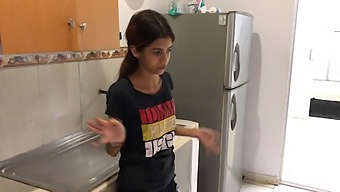Üvey Kız Kardeşim, Ailemin Aldığı Yeni Evde Bana Blowjob Yapıyor.